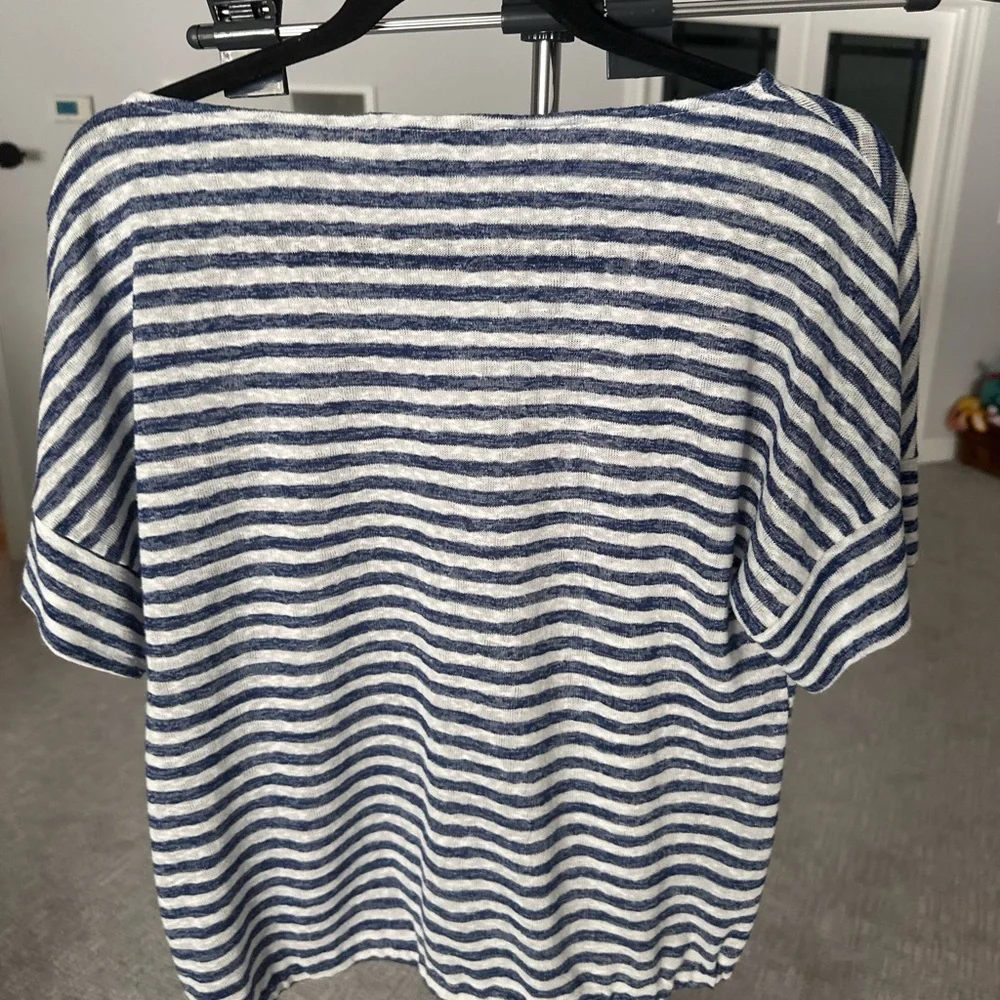 ✨Light Weight Striped Short Sleeve Tee in Blue and White |  Summer | Size XS - Picture 8 of 8